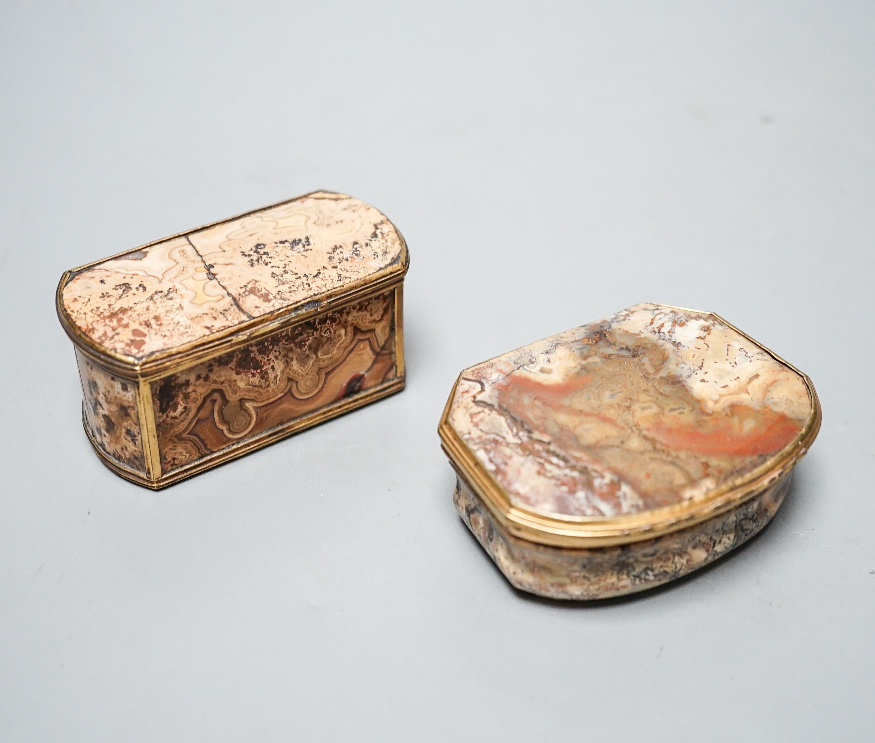 Two George III cappuccino agate snuff boxes, 7.9cm wide, faults